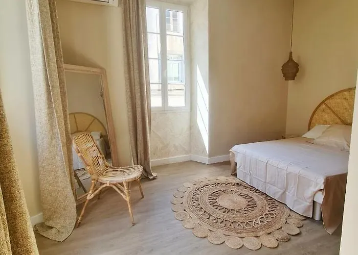 Rousse, Hypercentre A 100 M De La LʼÎle-Rousse